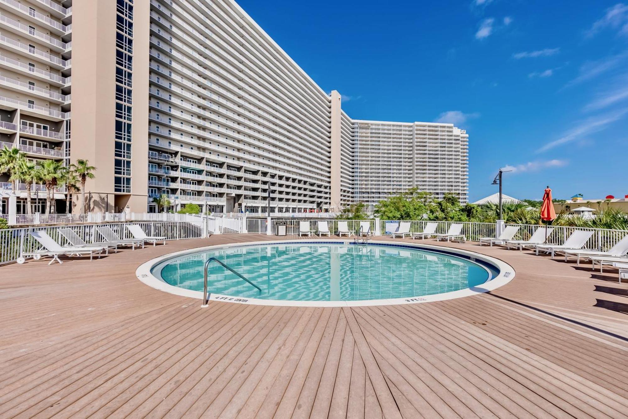 Lovely Floor Condo! Just Steps To The & Restaurants! By Dolce Getaways Pcb Apartment